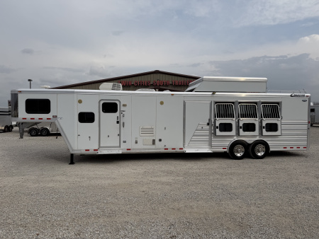 Used 2012 Cimarron 3 Horse 18' Outlaw Living Quarters Midtack 9' Hay pod Gooseneck Horse Trailer