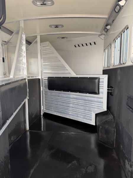 Used 2012 Cimarron 3 Horse 18' Outlaw Living Quarters Midtack 9' Hay pod Gooseneck Horse Trailer