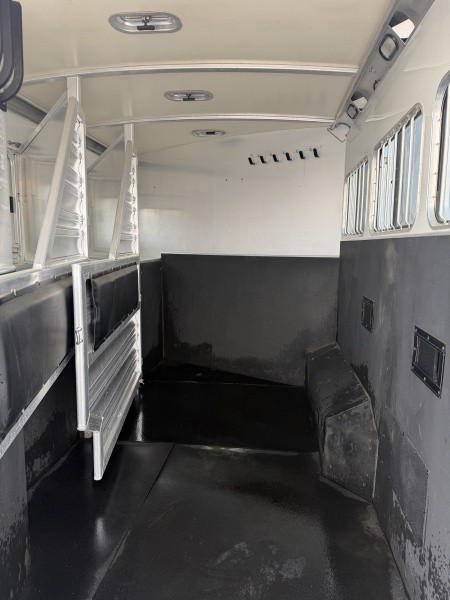 Used 2012 Cimarron 3 Horse 18' Outlaw Living Quarters Midtack 9' Hay pod Gooseneck Horse Trailer