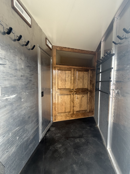 Used 2012 Cimarron 3 Horse 18' Outlaw Living Quarters Midtack 9' Hay pod Gooseneck Horse Trailer