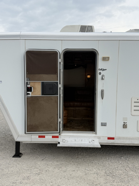 Used 2012 Cimarron 3 Horse 18' Outlaw Living Quarters Midtack 9' Hay pod Gooseneck Horse Trailer