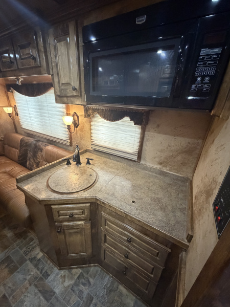 Used 2012 Cimarron 3 Horse 18' Outlaw Living Quarters Midtack 9' Hay pod Gooseneck Horse Trailer