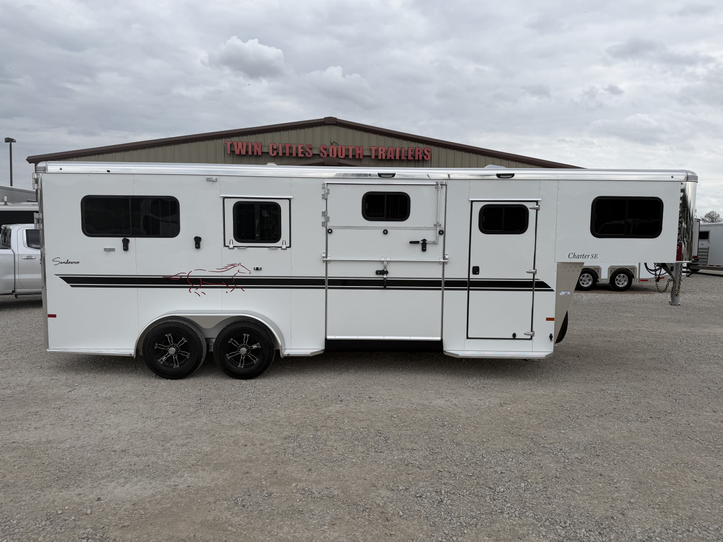 New 2027 Sundowner 2+1 Charter SE Gooseneck Horse Trailer