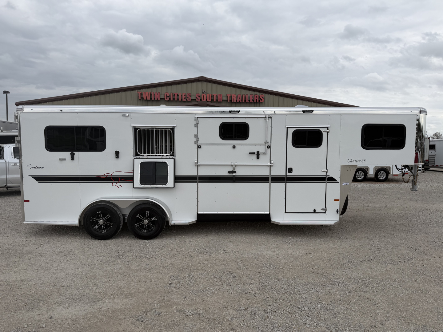 New 2027 Sundowner 2+1 Charter SE Gooseneck Horse Trailer