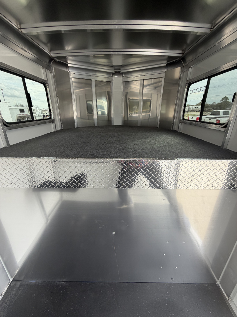 New 2027 Sundowner 2+1 Charter SE Gooseneck Horse Trailer