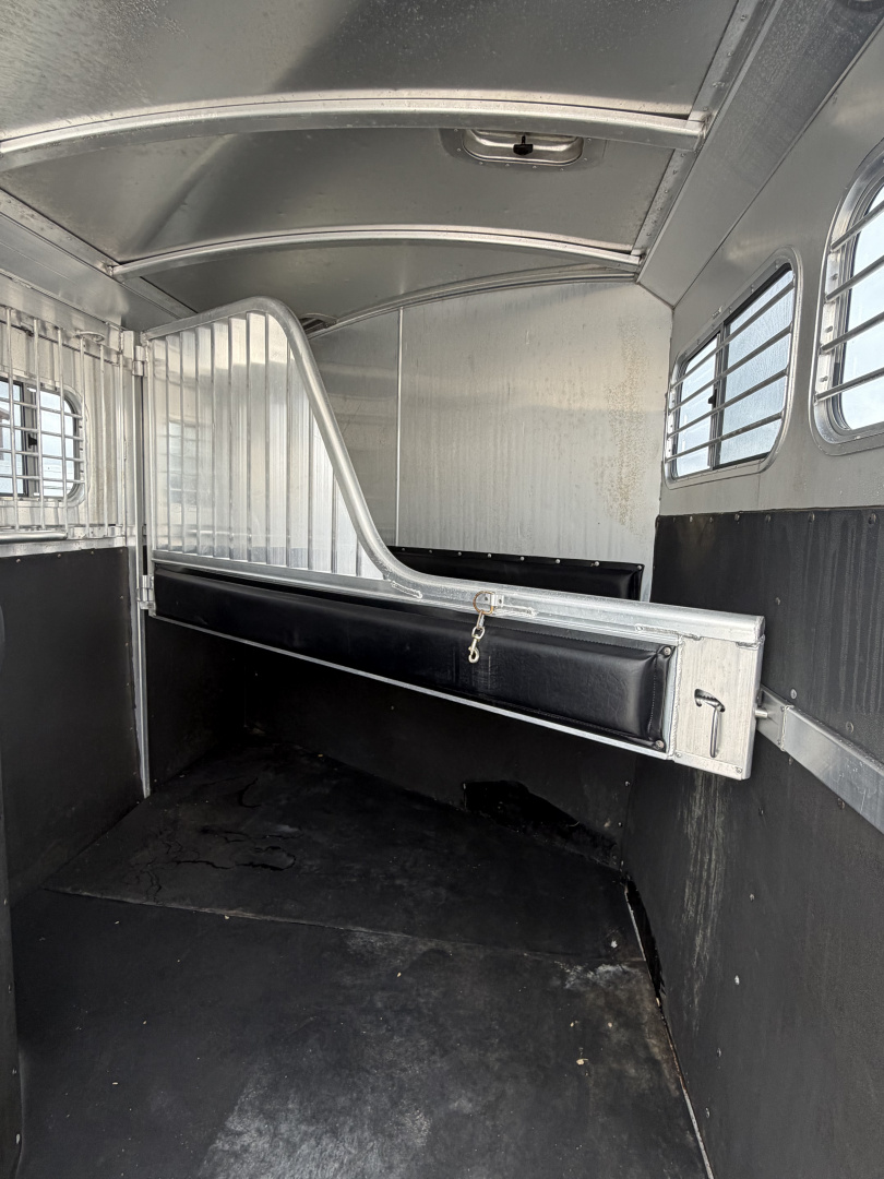 Used 2004 4-Star 2 Horse Gooseneck Horse Trailer