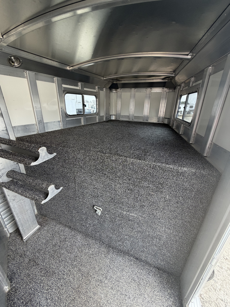 Used 2004 4-Star 2 Horse Gooseneck Horse Trailer