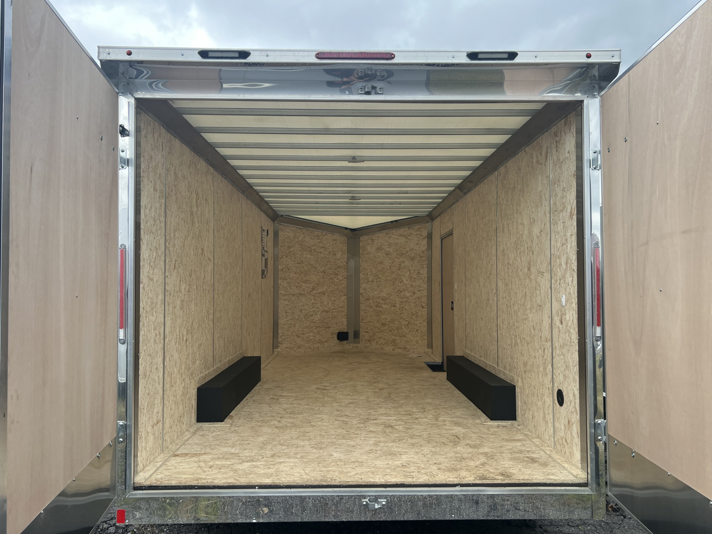 New 2026 Look Trailers 8.5X18 10K Element SE BARN DOOR Cargo / Enclosed Trailer