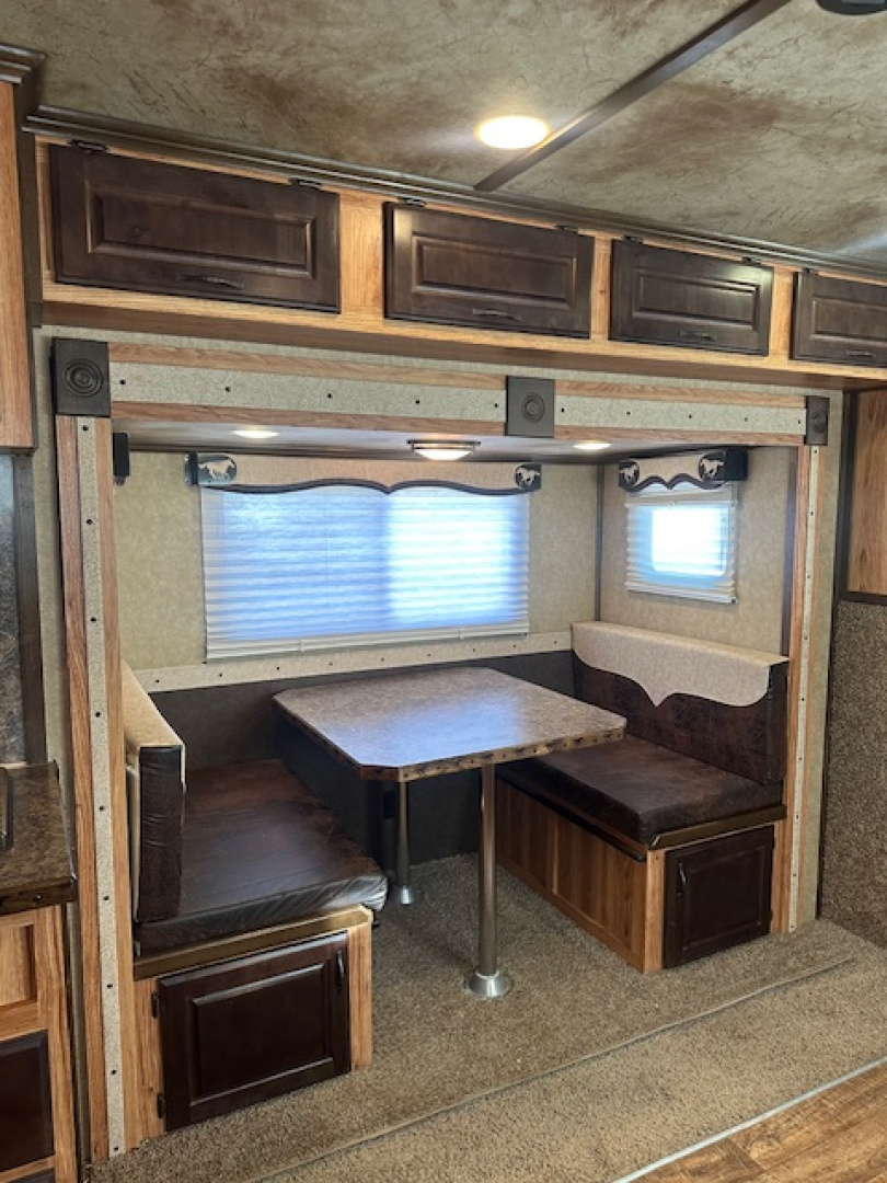 Consignment 2014 Trails West 3 Horse 15x19 Living Quarter