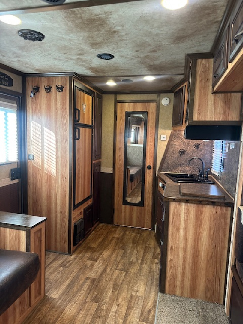 Consignment 2014 Trails West 3 Horse 15x19 Living Quarter