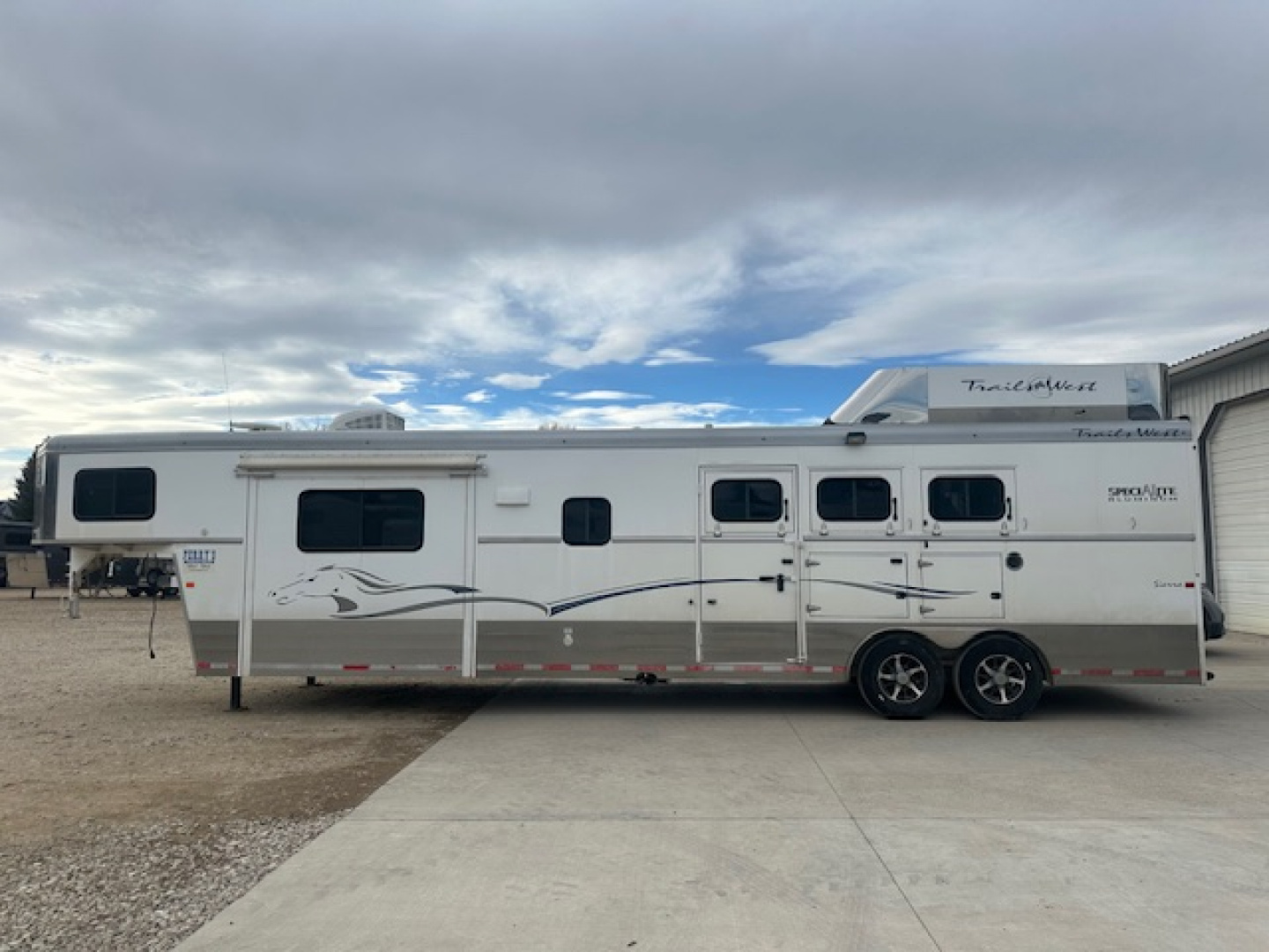 Consignment 2014 Trails West 3 Horse 15x19 Living Quarter