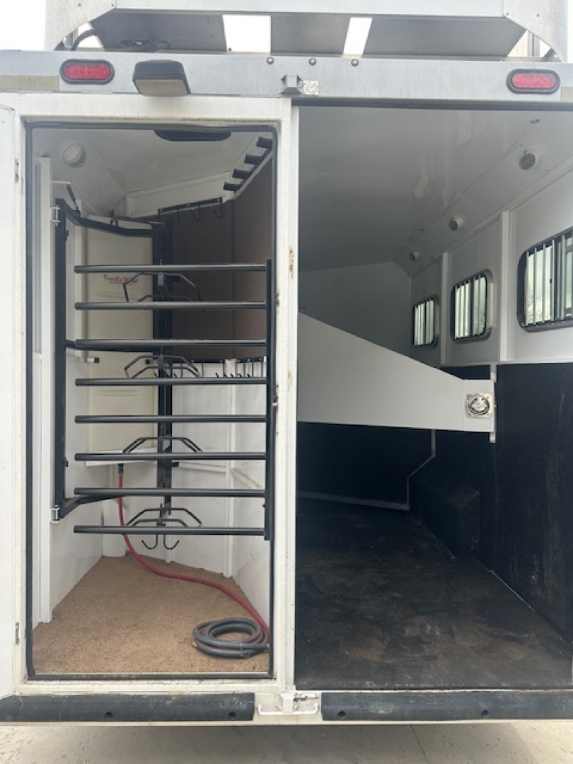 Consignment 2014 Trails West 3 Horse 15x19 Living Quarter