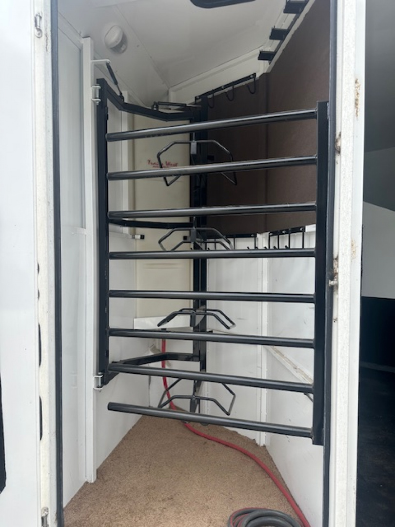 Consignment 2014 Trails West 3 Horse 15x19 Living Quarter