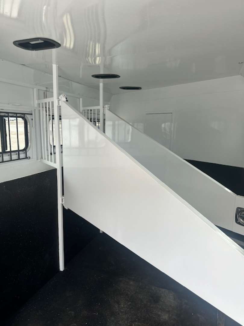 Consignment 2014 Trails West 3 Horse 15x19 Living Quarter