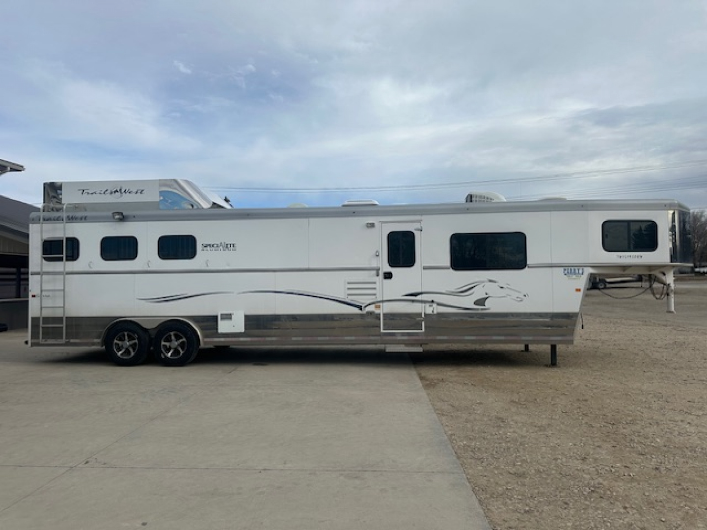 Consignment 2014 Trails West 3 Horse 15x19 Living Quarter