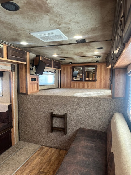 Consignment 2014 Trails West 3 Horse 15x19 Living Quarter