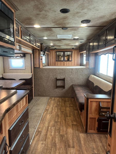 Consignment 2014 Trails West 3 Horse 15x19 Living Quarter