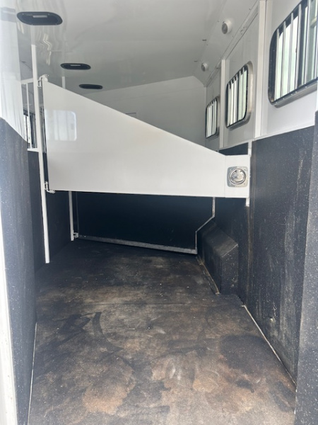 Consignment 2014 Trails West 3 Horse 15x19 Living Quarter