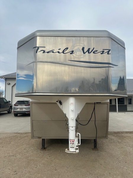 Consignment 2014 Trails West 3 Horse 15x19 Living Quarter