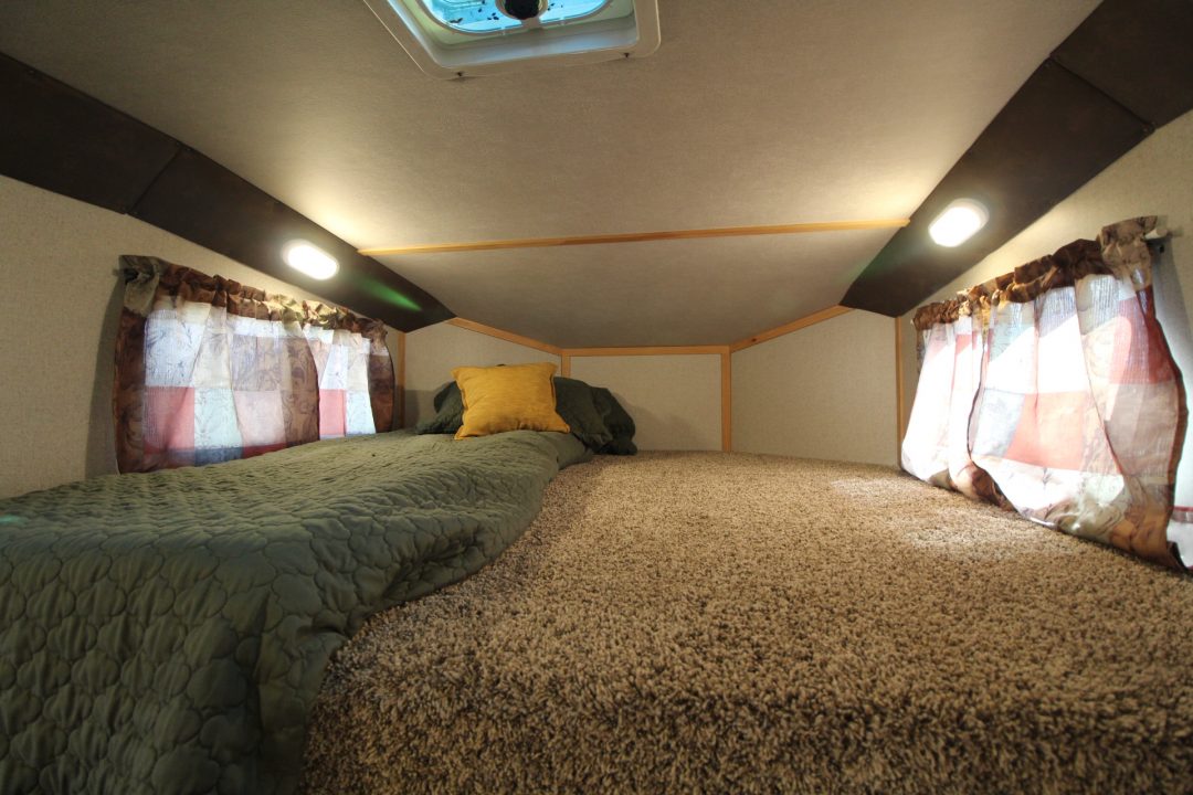 Used 2020 Trails West Classic 5x5 Comfort pkg. "Either Load" 3 Horse Trailer - Drop Down Windows Both Sides - Full Height Divider