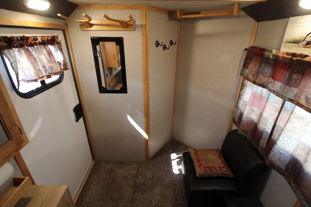 Used 2020 Trails West Classic 5x5 Comfort pkg. "Either Load" 3 Horse Trailer - Drop Down Windows Both Sides - Full Height Divider