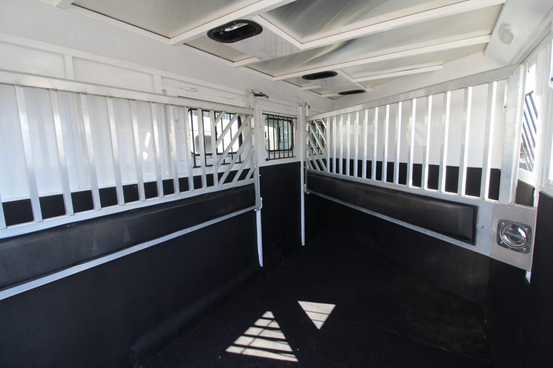 Used 2020 Trails West Classic 5x5 Comfort pkg. "Either Load" 3 Horse Trailer - Drop Down Windows Both Sides - Full Height Divider