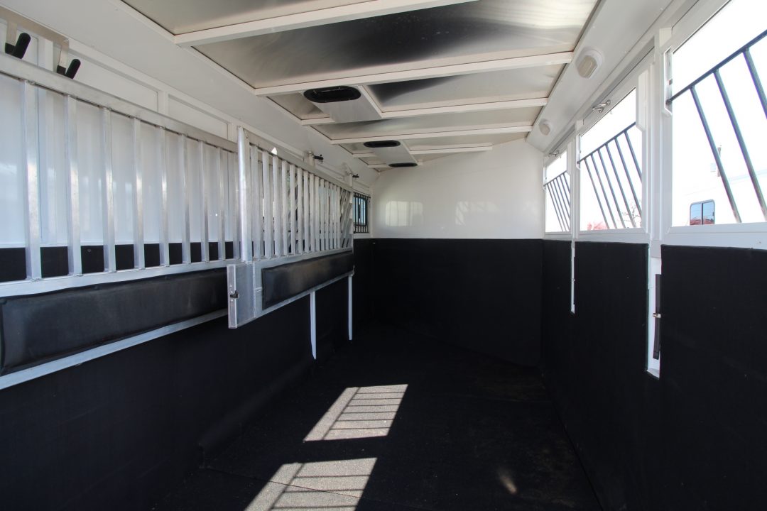 Used 2020 Trails West Classic 5x5 Comfort pkg. "Either Load" 3 Horse Trailer - Drop Down Windows Both Sides - Full Height Divider