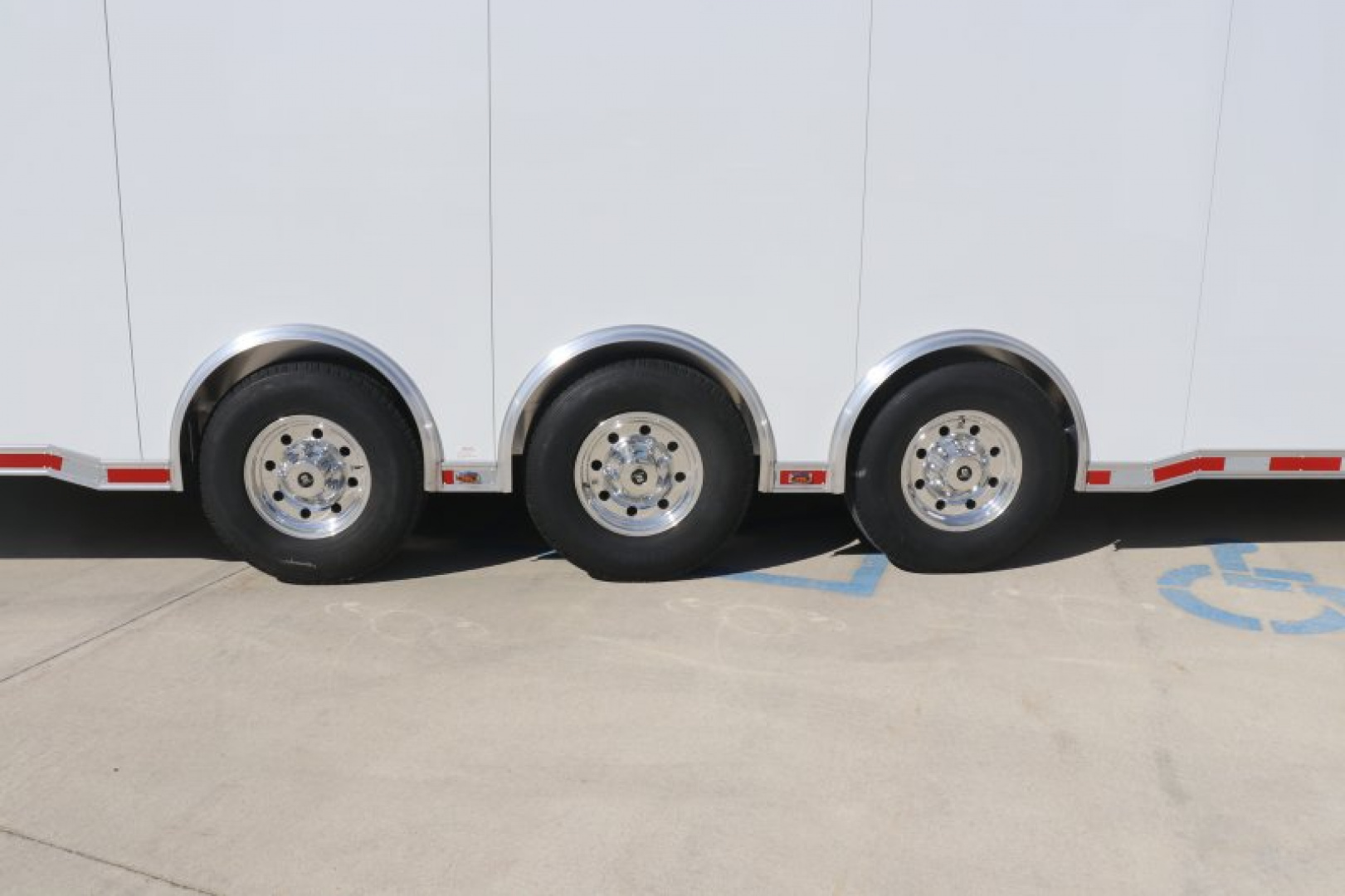 New In-Tech Lite 8.5x32 Stacker Race Trailer-21K - White W/ L Base Cabinet, Winch & WW Cabinet