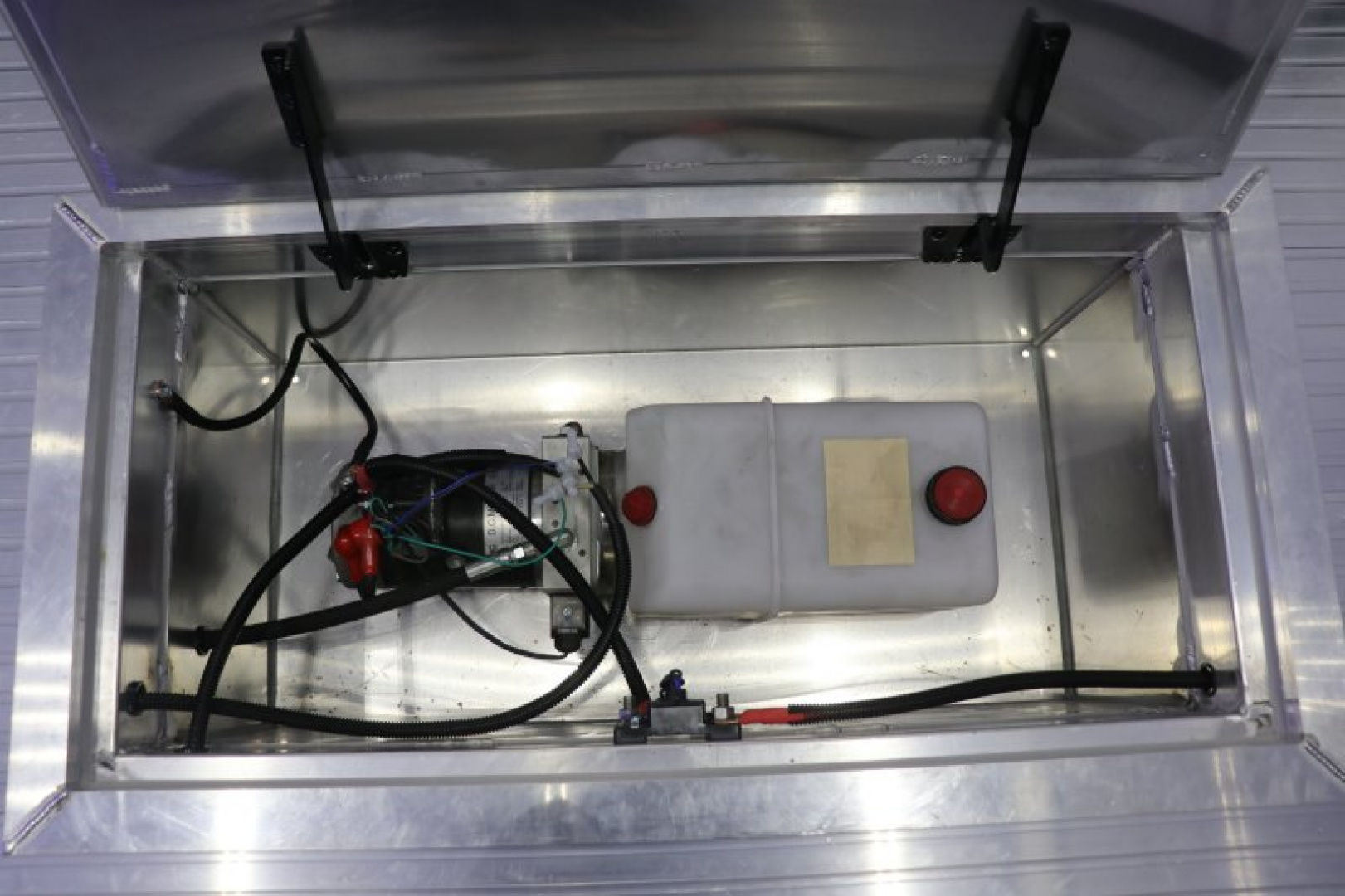 New In-Tech Lite 8.5x32 Stacker Race Trailer-21K - White W/ L Base Cabinet, Winch & WW Cabinet