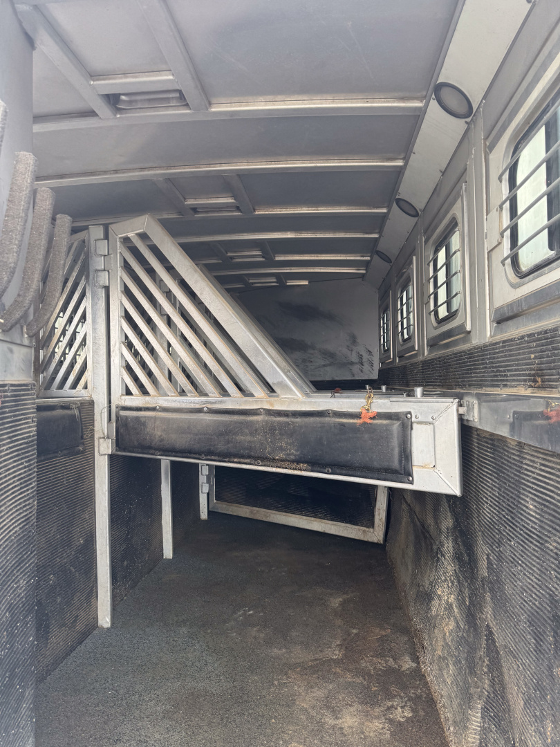 Used 2005 Bloomer 4H BP Horse Trailer