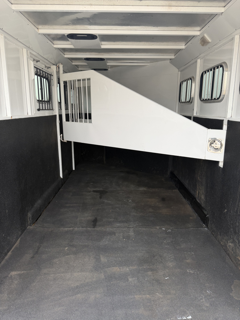 Used 2008 Trails West 3 Horse Gooseneck With Mid Tack Horse Trailer