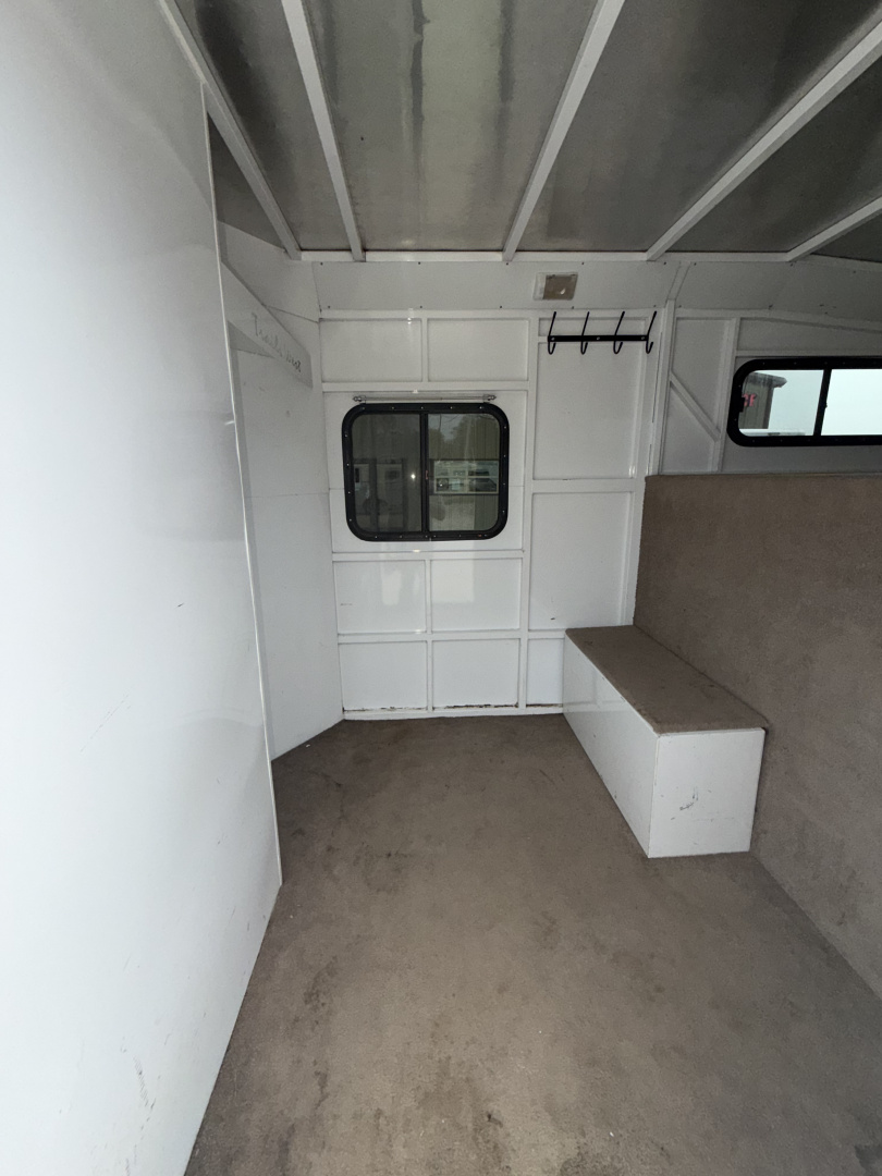 Used 2008 Trails West 3 Horse Gooseneck With Mid Tack Horse Trailer