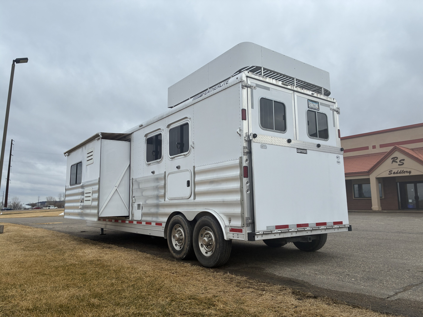 Used 2015 Featherlite Trailers 2H LQ Horse Trailer
