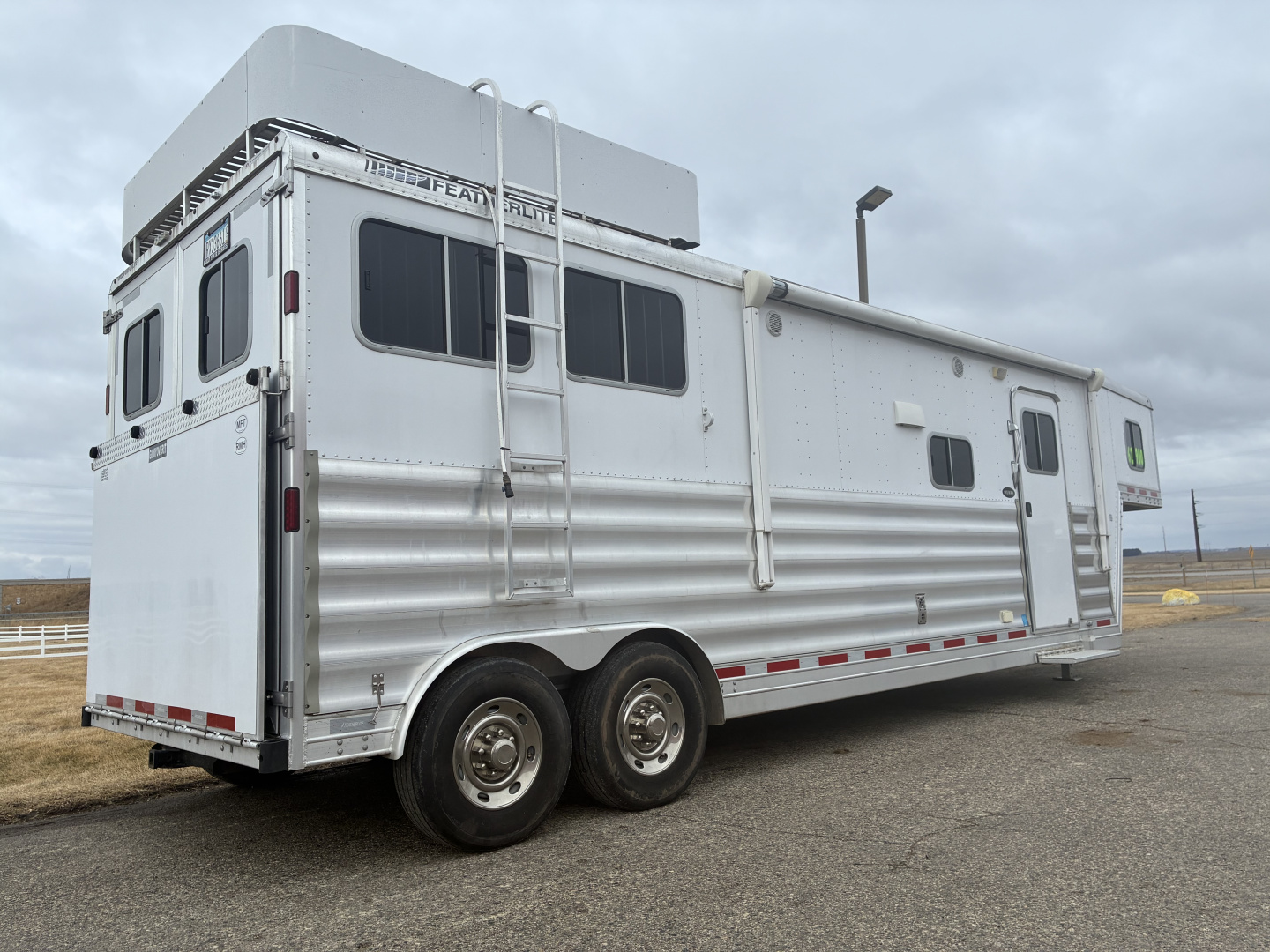 Used 2015 Featherlite Trailers 2H LQ Horse Trailer