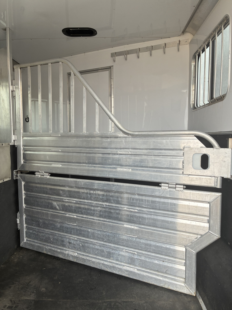 Used 2015 Featherlite Trailers 2H LQ Horse Trailer