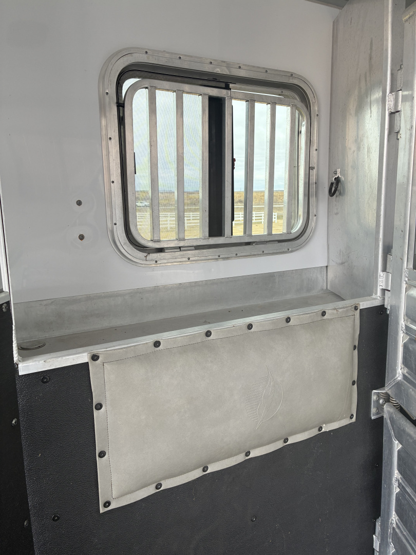 Used 2015 Featherlite Trailers 2H LQ Horse Trailer