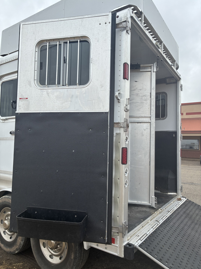 Used 2015 Featherlite Trailers 2H LQ Horse Trailer