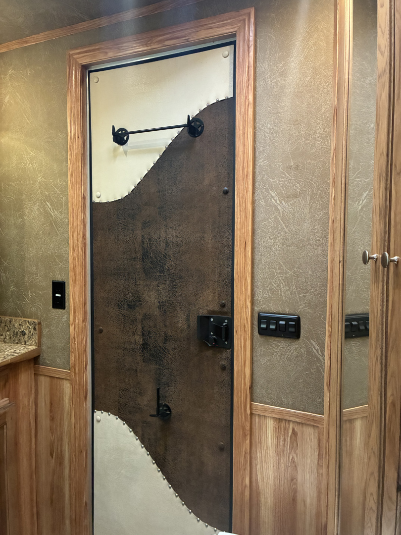 Used 2015 Featherlite Trailers 2H LQ Horse Trailer