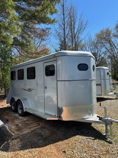 New 2026 Bee Chief 3 Horse Fully Enclosed Bumper Pull Horse Trailer