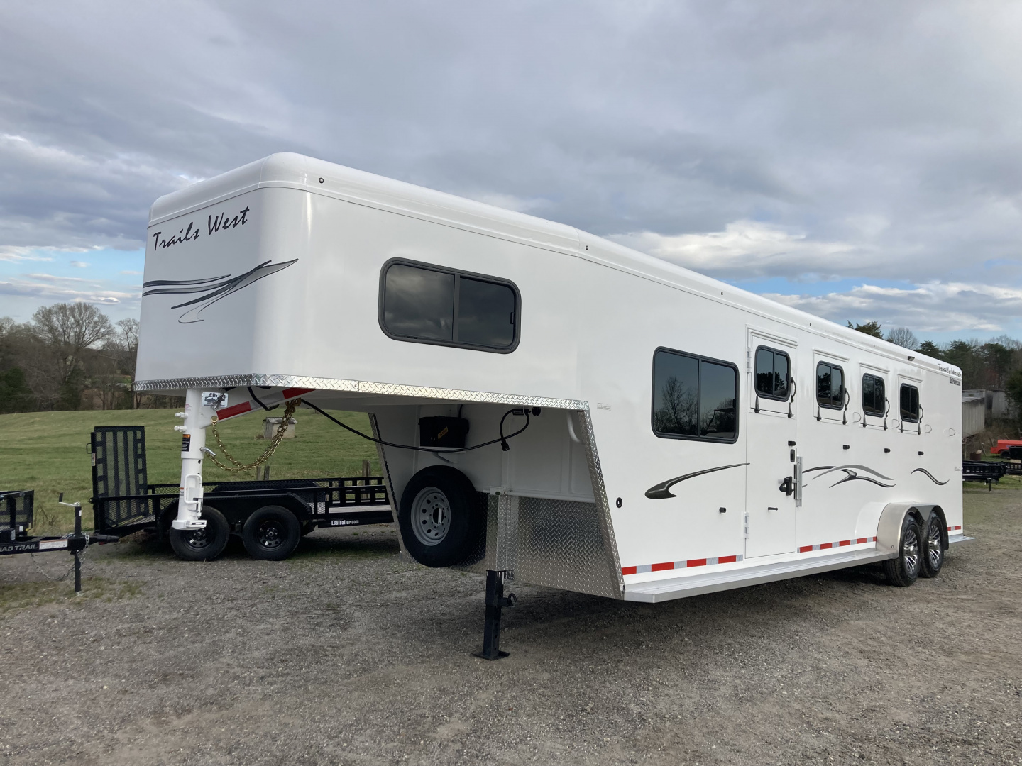 New 2026 Trails West CLASSIC GN 4H Horse Trailer Warm Blood Slant Load