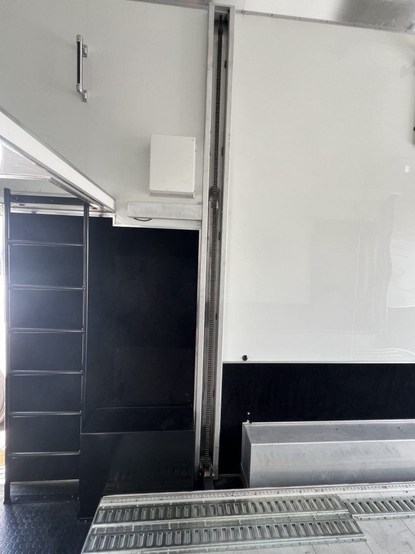 Used 2012 T&E 30' Stacker Trailer