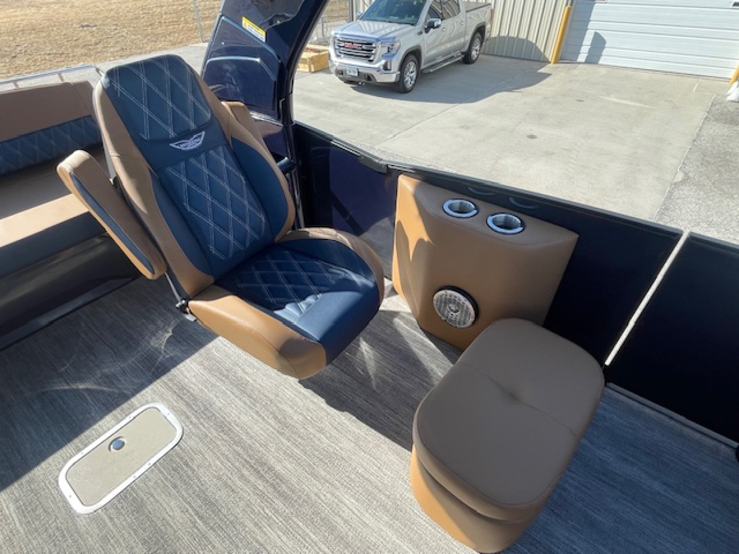 New 2026 Bennington 23 RSBA TRITOON Pontoon Boat