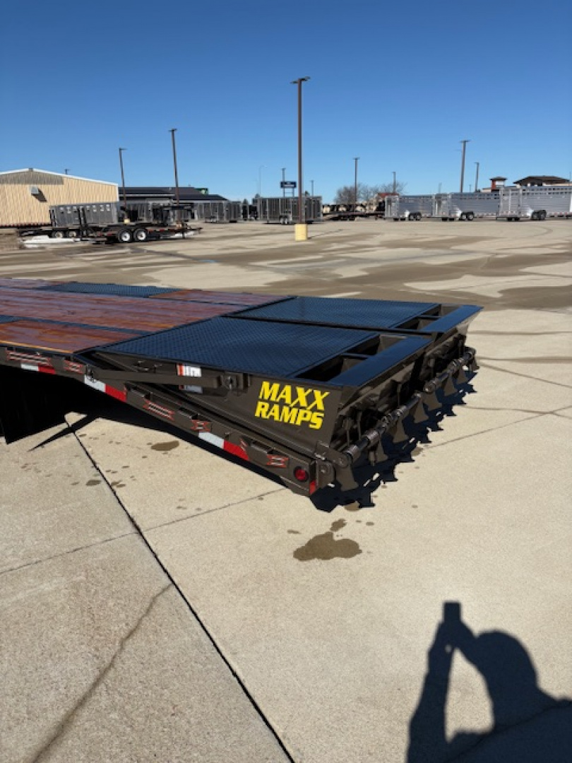 New 2026 Diamond T 32 ft Gooseneck Flatbed 24,000 GVWR