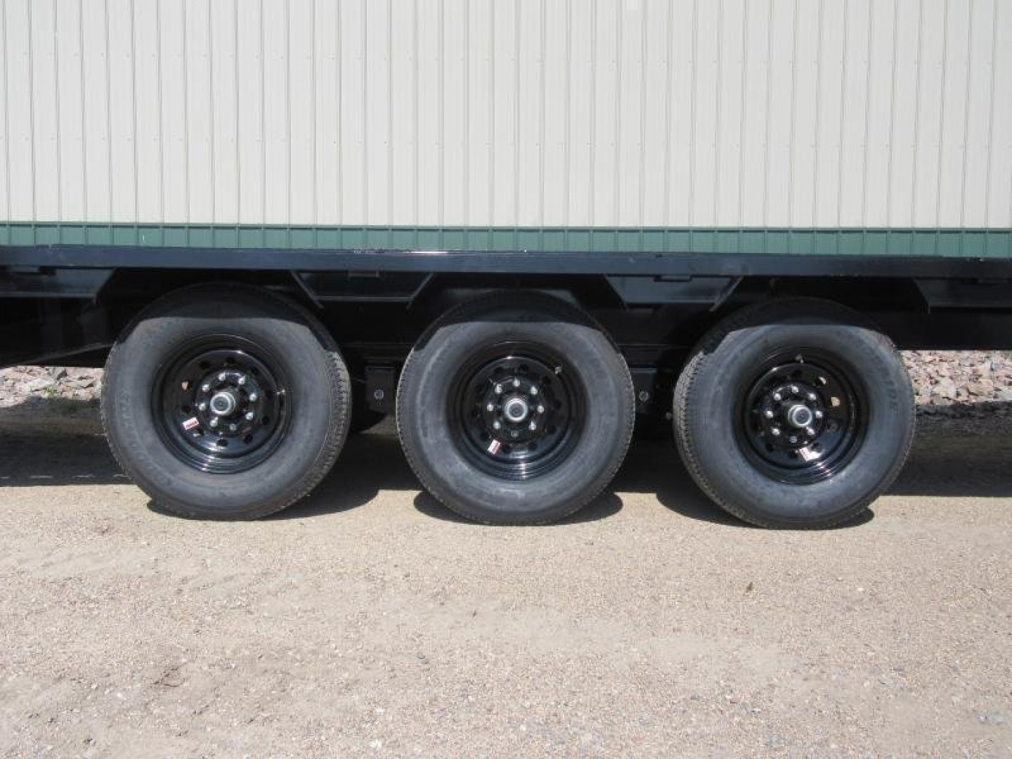 New 2026 30' 21k PJ Low-Pro Triple Axle Gooseneck Flatbed Trailer