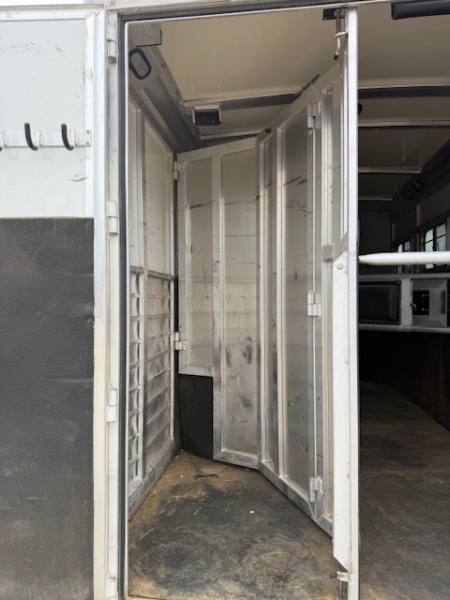 Consignment 2005 Hart 4Horse Slant