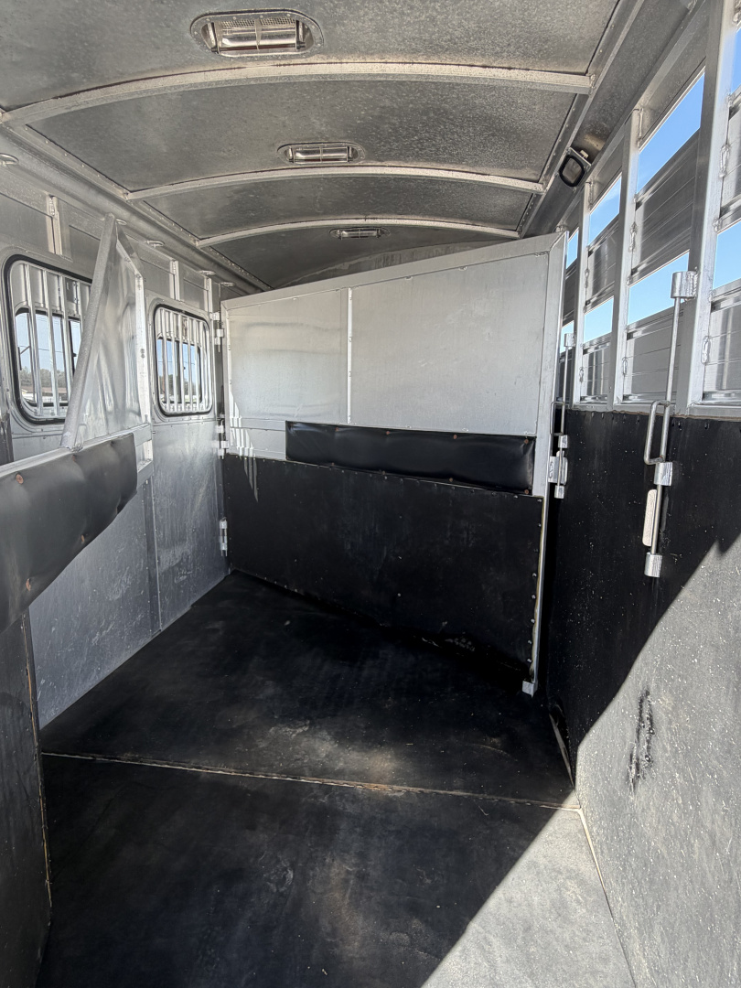 Used 2000 Cherokee 3 Horse Gooseneck Horse Trailer