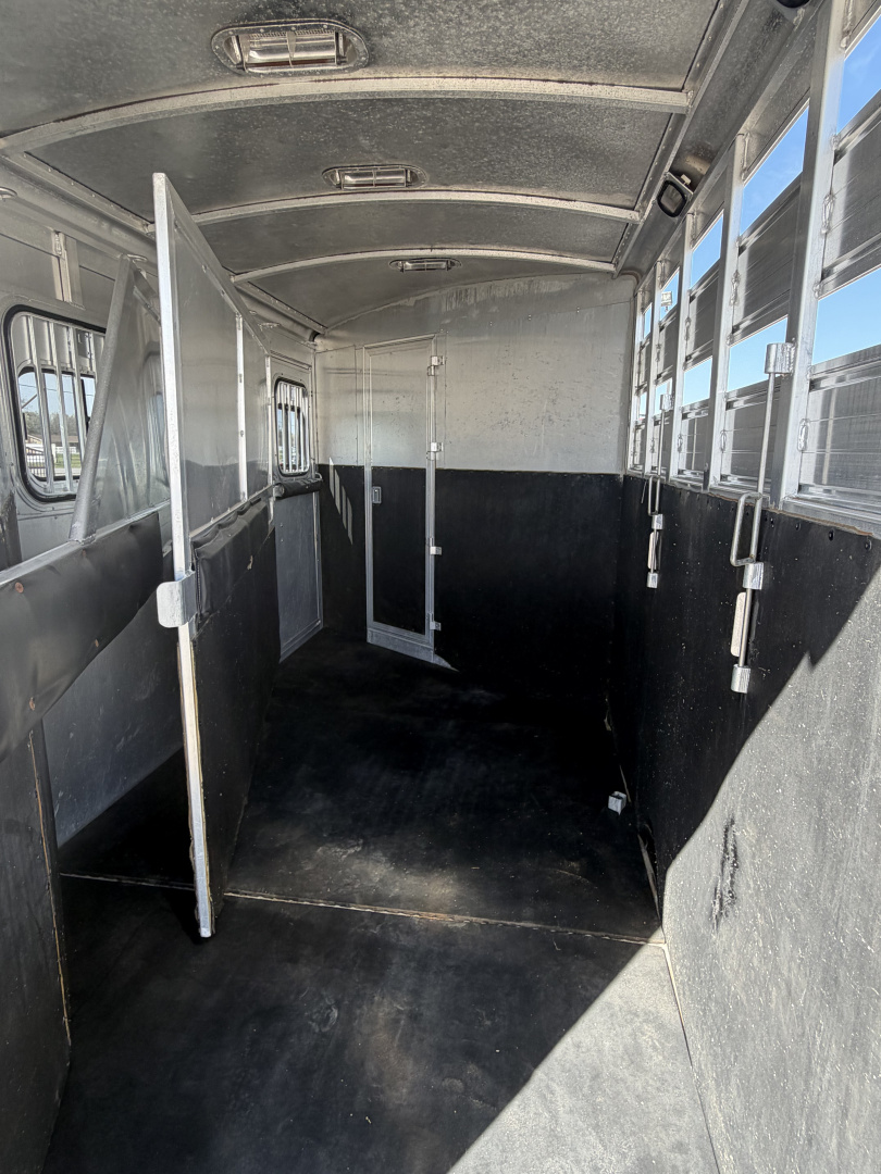 Used 2000 Cherokee 3 Horse Gooseneck Horse Trailer