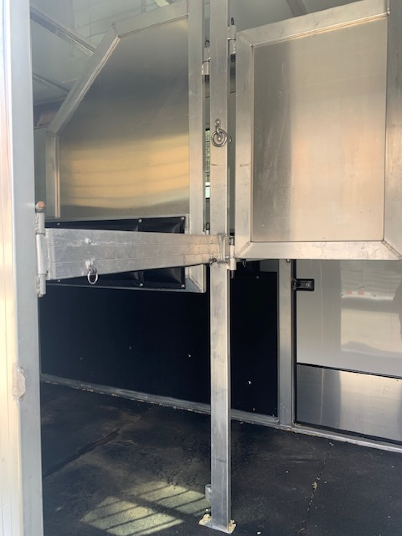 Used 2022 Kingston Trailers 2h d/room Horse Trailer Classic Elite