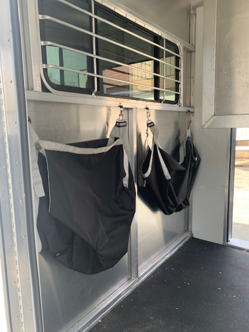 Used 2022 Kingston Trailers 2h d/room Horse Trailer Classic Elite