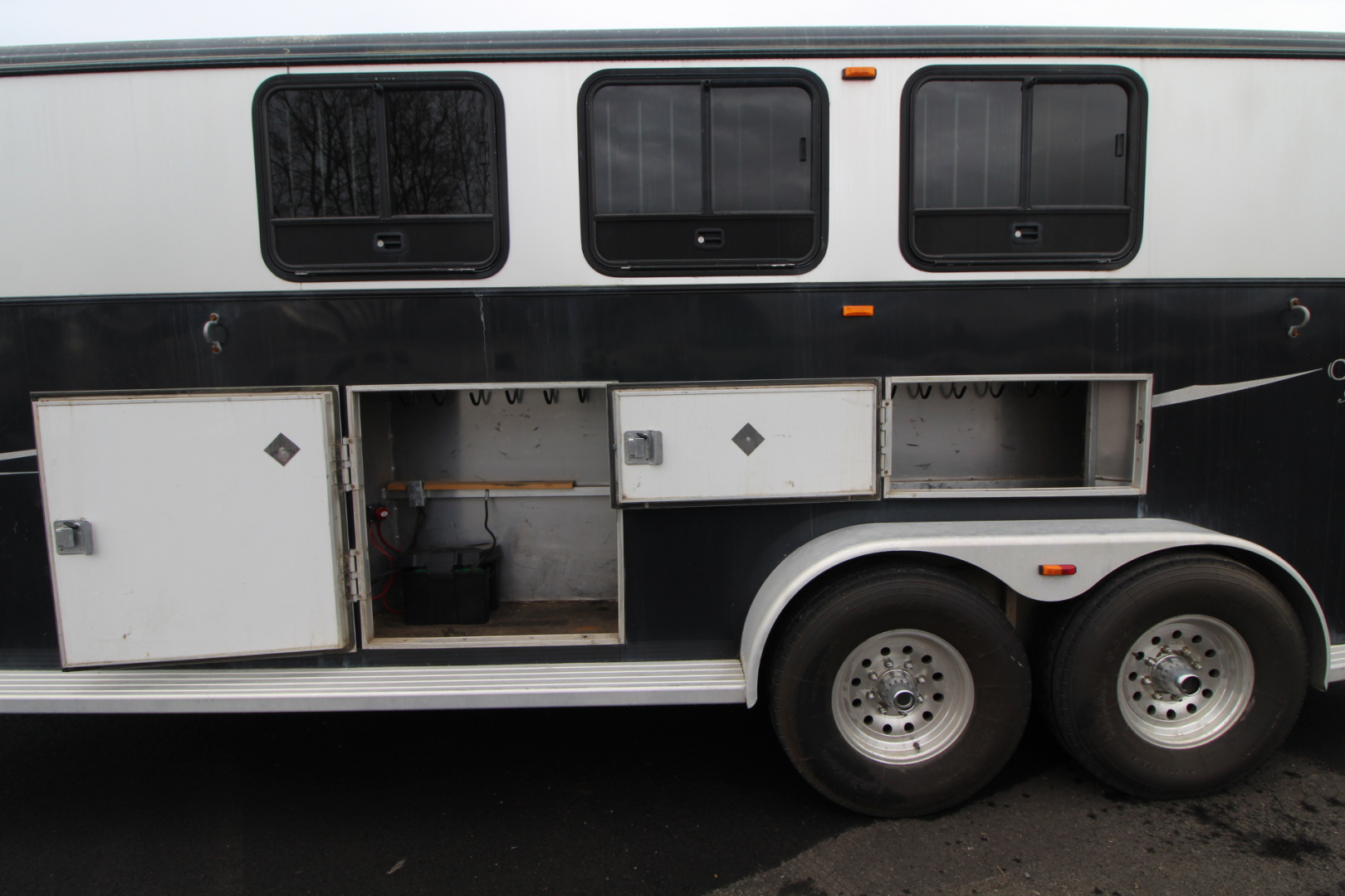 Used 2004 Classic Weekender LQ 3 Horse Trailer - Side tack - Mangers - Dinette & Kitchenette
